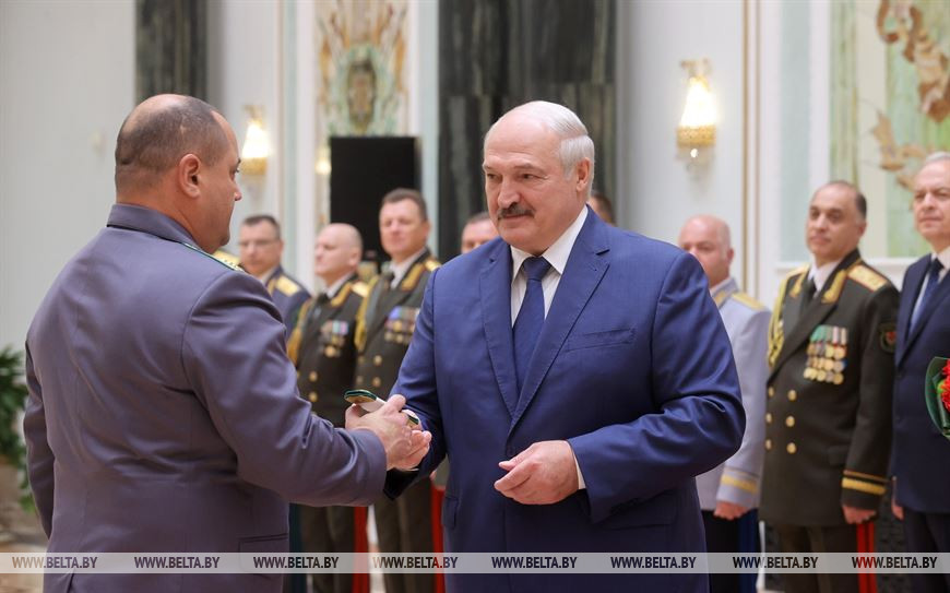 Глава государства вручил генеральские погоны начальнику Витебской таможни Павлу Лобачеву