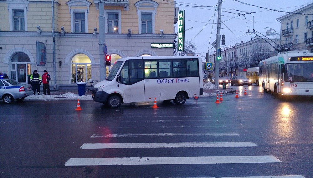 В Витебске на светофоре маршрутка сбила школьницу в наушниках