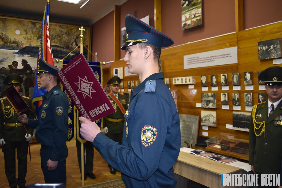 Около 30 сотрудников МЧС приняли присягу на верность Родине в Витебске