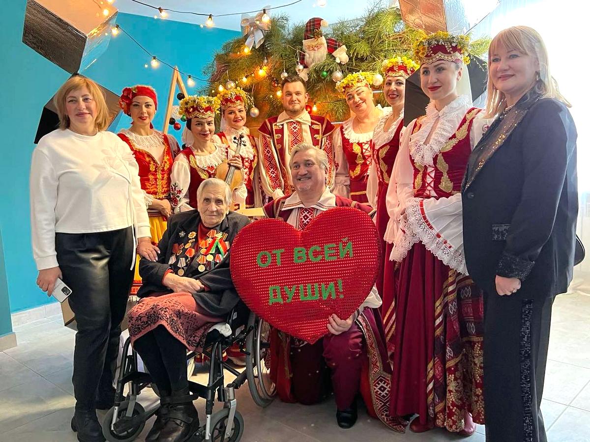 Бесплатные выставки и «Гирлянда добрых дел». Как в Витебской области поздравят с зимними праздниками пожилых?