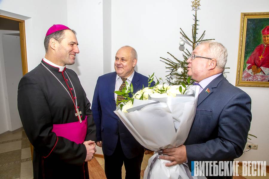 Глава облсовета Владимир Терентьев поздравил бискупа Витебской епархии Олега Буткевича с Рождеством
