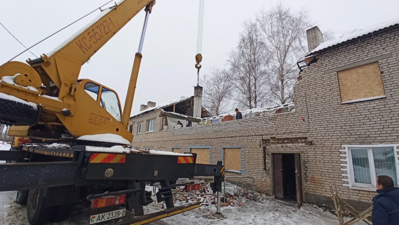 ФОТОФАКТ: ЖКХ Полоцка ведет восстановительные работы в доме в агрогородке Захарничи, где 5 декабря произошел взрыв