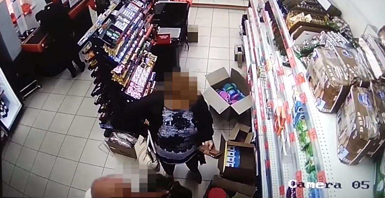 В Лепеле российские пенсионеры украли в магазине кошелек
