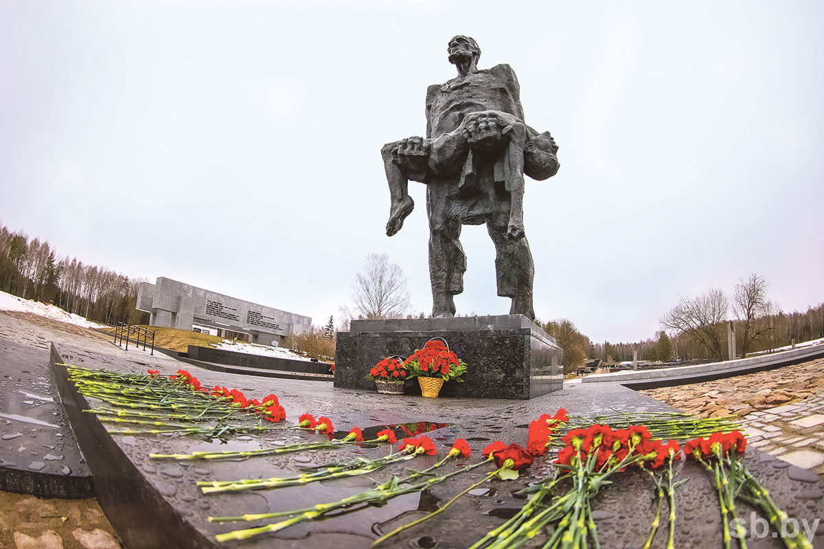 Символ вечной памяти и неутихающей боли. В Беларуси вспоминают жертв трагедии в Хатыни