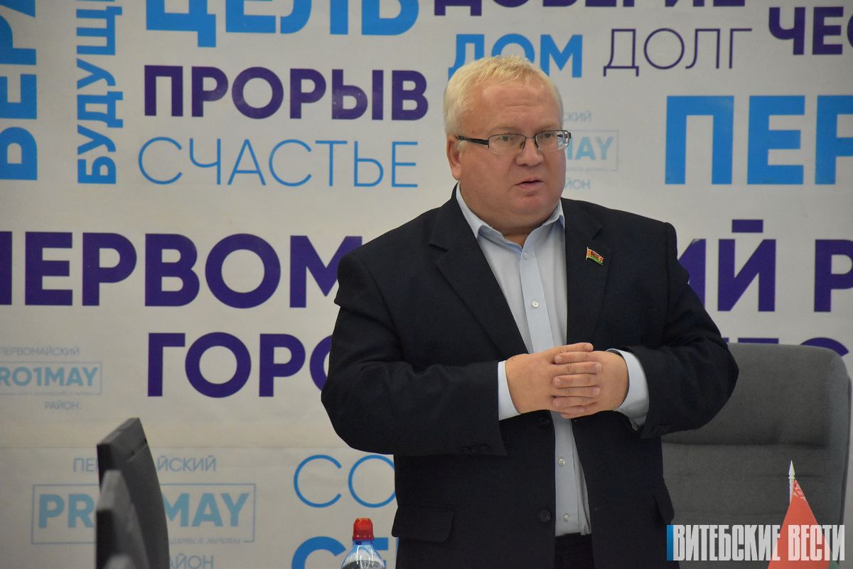 Владимир Терентьев провел открытый урок «Это наша страна, это наша история» со старшеклассниками Первомайского района