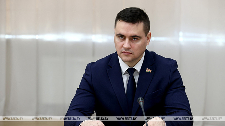 "Пришли 98,4% выпускников, одного удалили из-за смарт-часов". Иванец рассказал, как прошло РЦЭ