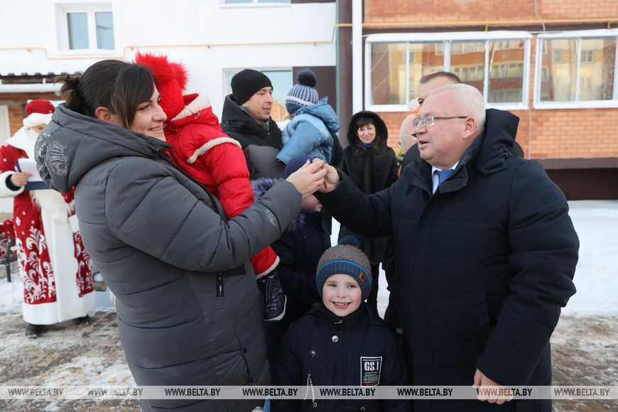 ФОТОФАКТ: Ключи от новых квартир получили многодетные семьи в Городке