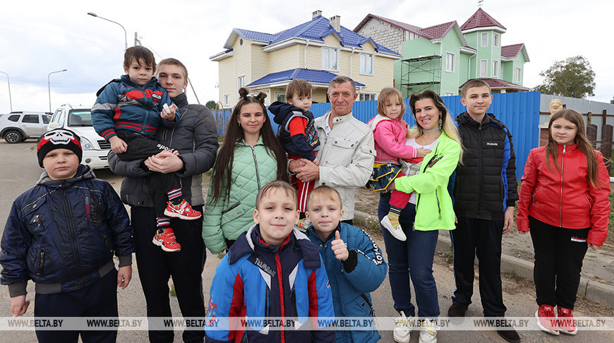 "Началось с того, что нам подарили корову". Отец десятерых детей из Витебской области о поддержке многодетных семей