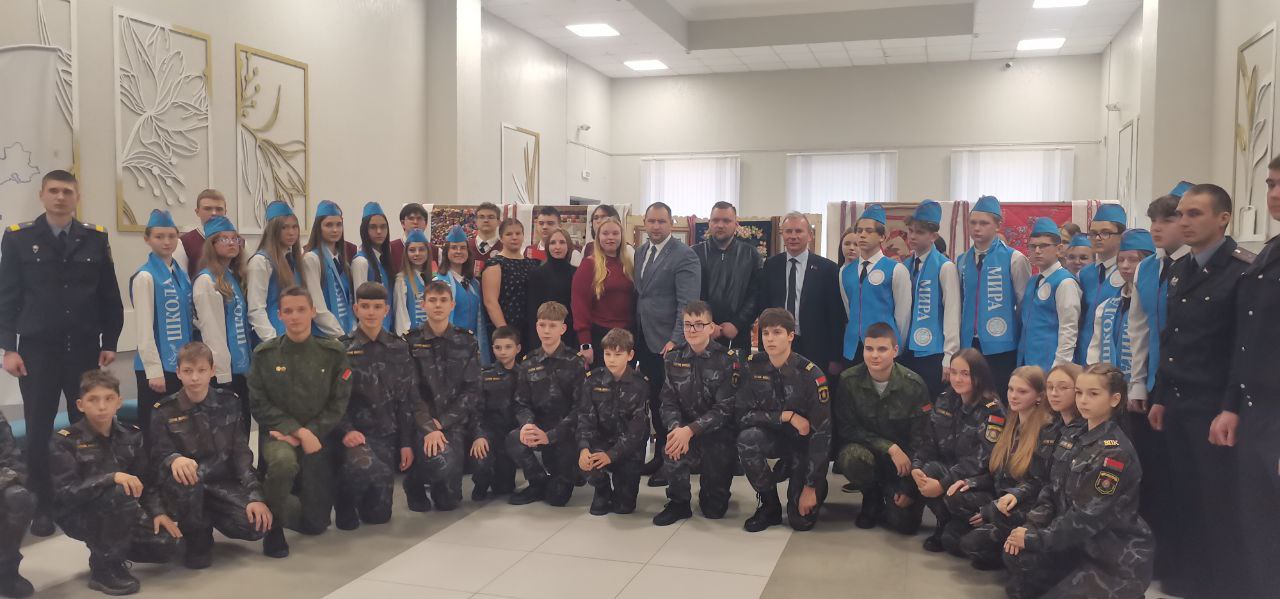 Молодежь – знак качества страны: в Бешенковичах прошла диалоговая площадка с участием депутата и известного журналиста
