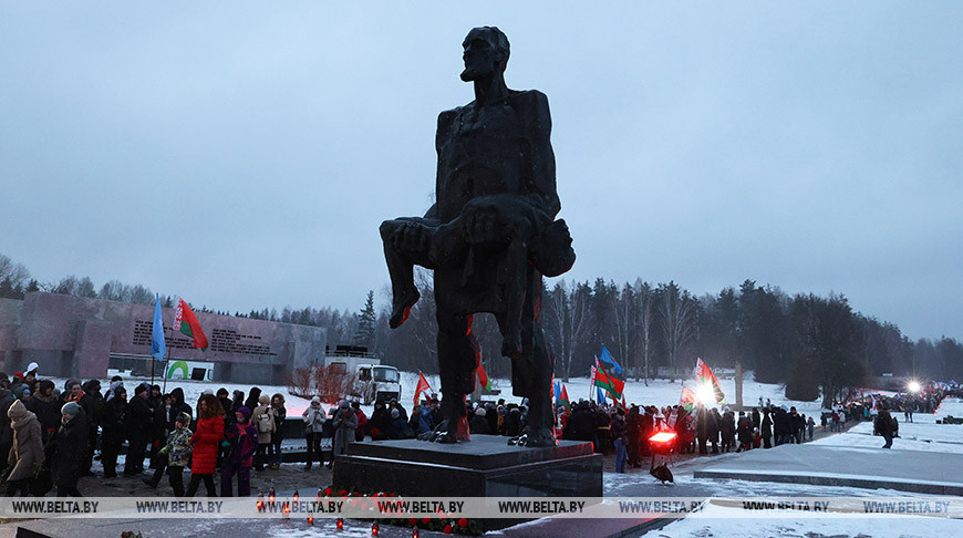 Лукашенко принимает участие в митинге-реквиеме к годовщине хатынской трагедии