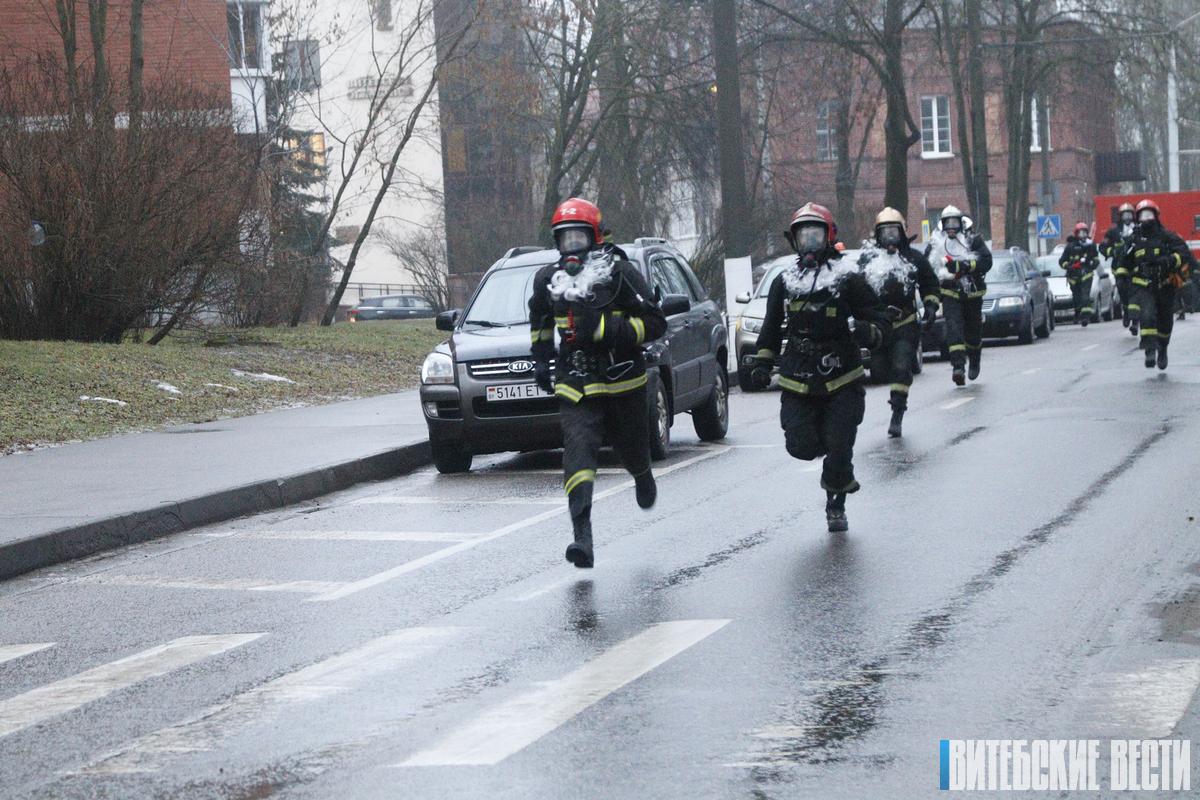 «От 101 до 112»: в Витебске 80 спасателей приняли участие в «Новогоднем забеге сильнейших»