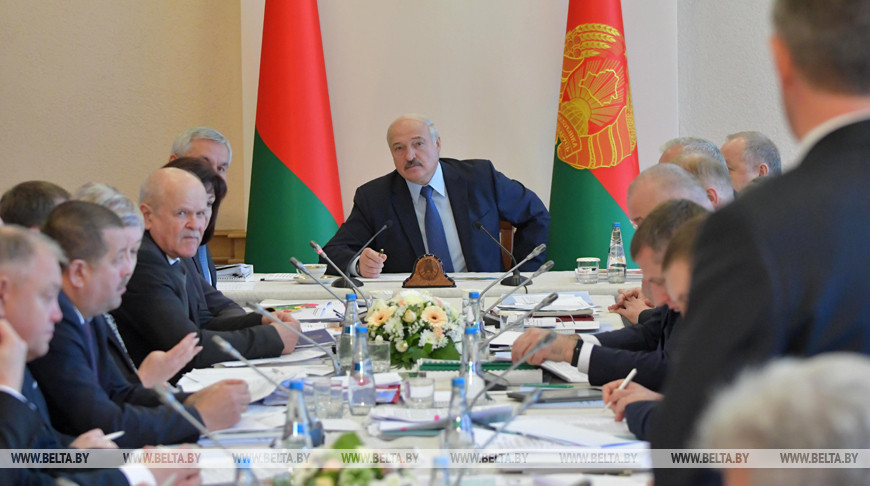 Лукашенко поручил привлечь банки к помощи отстающим сельхозорганизациям Витебской области