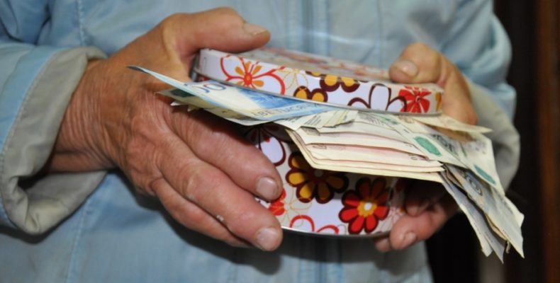 В Витебске сиделка украла у пенсионерки 2 700 долларов