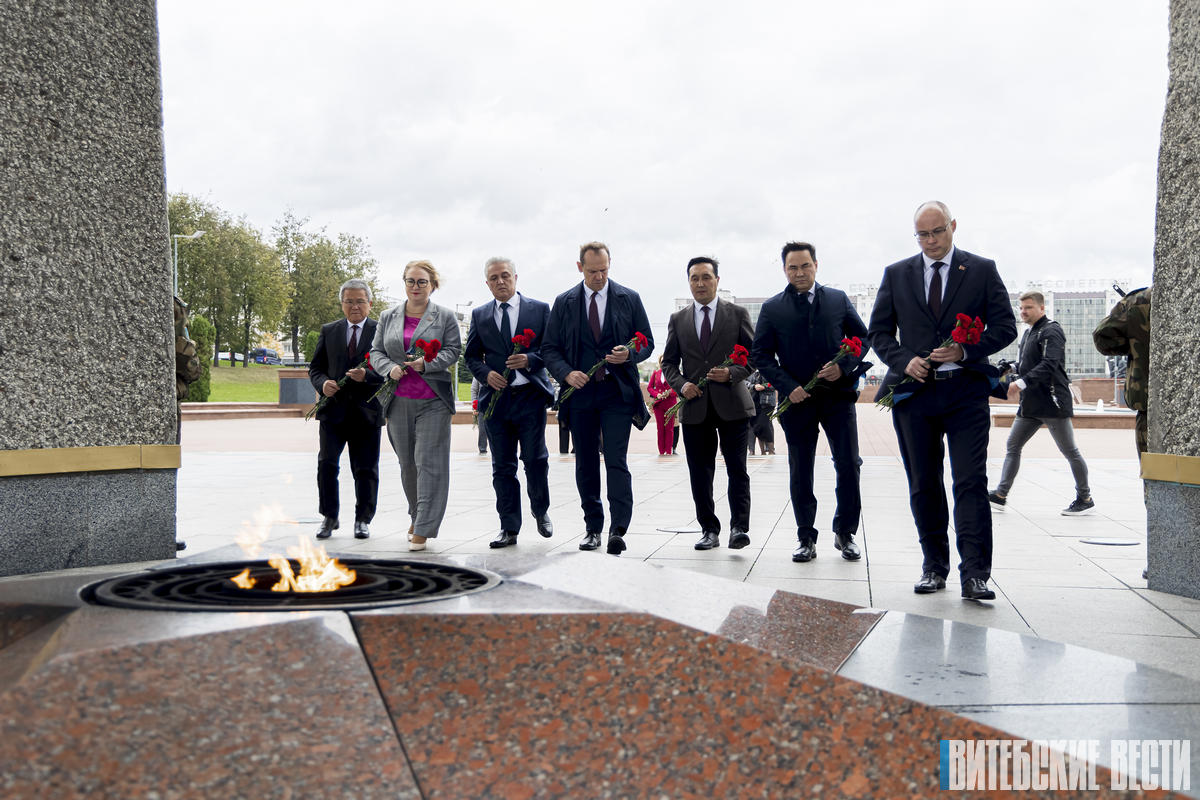 ФОТОФАКТ: Руководители картографо-геодезических служб стран СНГ возложили цветы к Вечному огню в мемориальном комплексе на площади Победы
