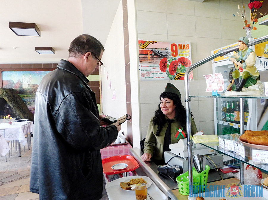 Меню военно-полевой кухни и кассир в гимнастерке. Столовую в Полоцке оформили в духе 40-х