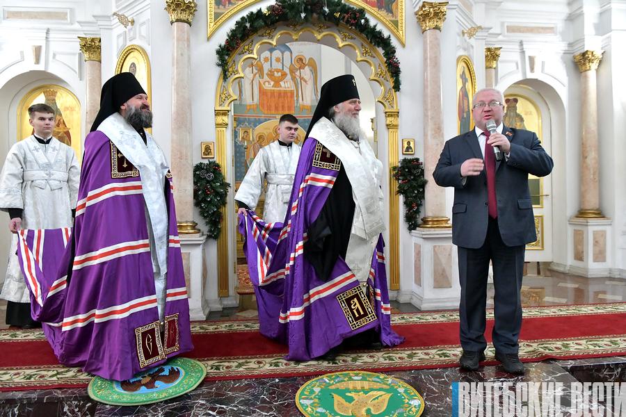 Руководство Витебской области поздравило православных верующих с Рождеством в Свято-Успенском кафедральном соборе 