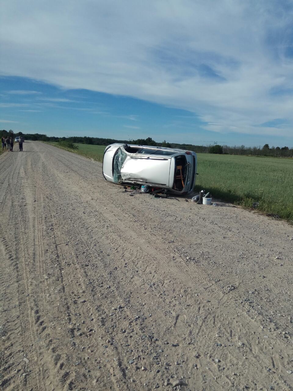 В Поставском районе перевернулся автомобиль, водитель объезжал камень