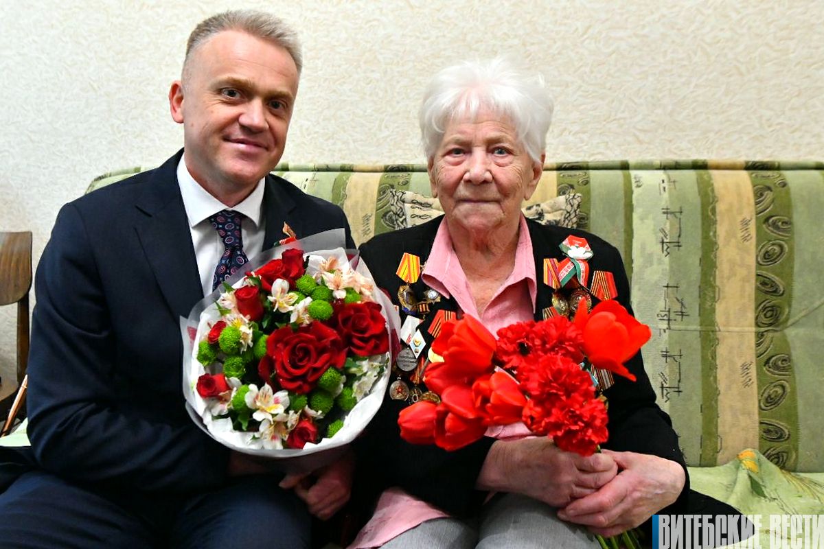 С наступающим Днем Победы участницу Великой Отечественной войны Татьяну Забелло поздравил Алексей Гуйда