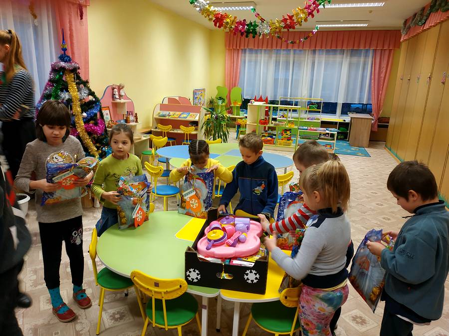 Новолукомльские школьники поздравили с наступающими праздниками детей, нуждающихся в особой заботе