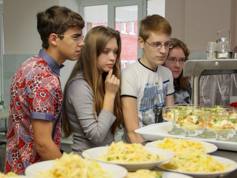 Организация питание студентов. Студенты в столовой. Питание студентов. Студенты обедают в столовой. Старшеклассники в столовой.