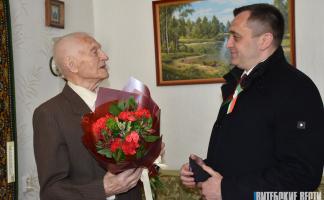 Александр Субботин поздравил Николая Жарикова из Витебска с 96-летием