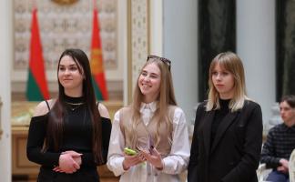Фотофакт: школьники из Витебской области побывали на экскурсии во Дворце Независимости