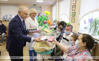 Юрий Деркач поздравил восемь семей Витебска с рождением третьего ребенка