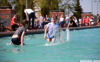 Неуместный аквапарк в Витебске или чем грозит купание в фонтанах