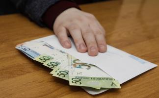 Зарплату в конвертах и несвоевременную выдачу вознаграждения за труд выявил КГК Витебской области