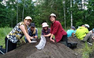 Школьники совместно с археологами отыскали уникальные артефакты во время раскопок в Лепельском районе