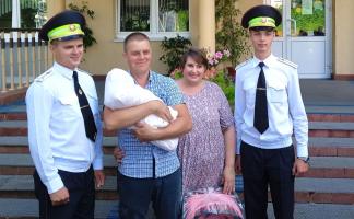 В Витебске милиционеры поздравили с выпиской молодую маму, которой помогли добраться до роддома