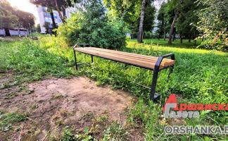 В Оршанском районе во дворах жилых домов ставят новые скамейки и урны