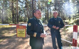Пресс-тур в Полоцком лесхозе: почему в начале осени всё еще оставались закрытыми леса и как определить класс пожароопасности при помощи шишки 