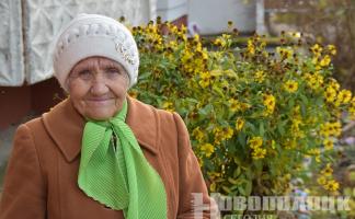 Как пожилая жительница Новополоцка безвозмездно трудится на придомовой территории, помогая работникам ЖКХ и ухаживая за многочисленными клумбами