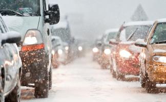 ГАИ рекомендует водителям и пешеходам в сложных погодных условиях строго соблюдать ПДД