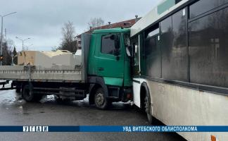 В Новополоцке случилось дорожно-транспортное происшествие с участием грузовика и автобуса