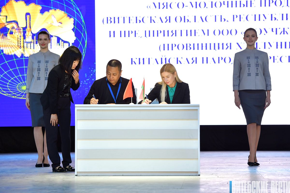 На сцене Летнего амфитеатра в торжественной обстановке были подписаны документы о международном сотрудничестве 