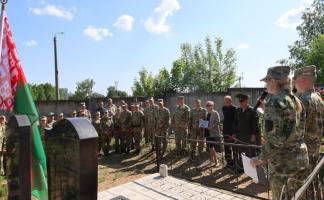 В Витебске возле могилы почетного солдата в/ч 5524 подполковника Василия Хазова состоялся митинг-реквием