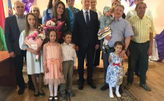 Глава администрации Железнодорожного района Витебска вручил орден Матери Светлане Шкелёнок