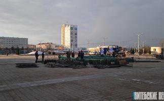 ФОТОФАКТ: В Витебске на площади Победы началась установка новогодней елки