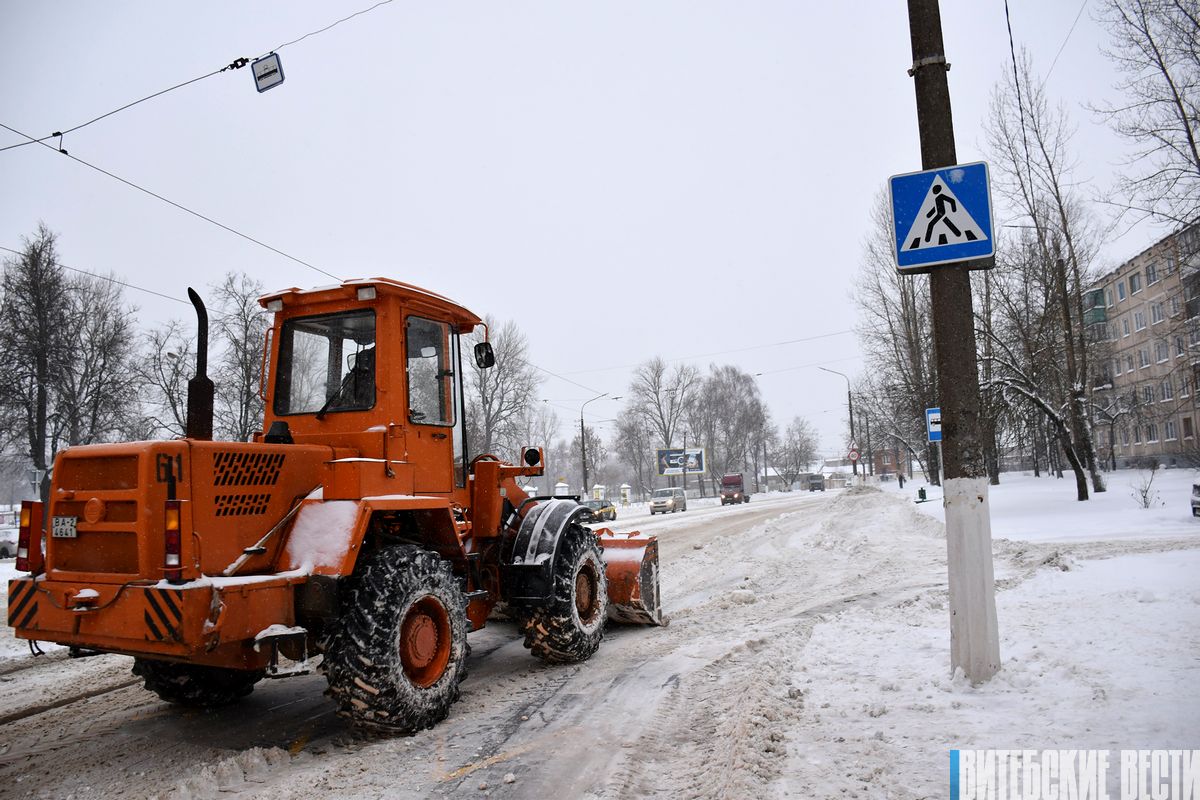 А снег идет…Как в Витебске работники коммунальных служб расчищают дороги и тротуары