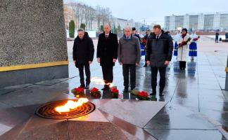 Парламентарии Союза Беларуси и России возложили цветы к Вечному огню в Витебске