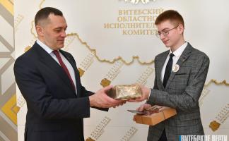 Александр Субботин вручил паспорта представителям активной молодёжи Витебской области