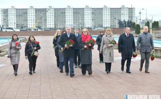 Руководство Витебского облисполкома и делегация из Санкт-Петербурга возложили цветы к Вечному огню на площади Победы