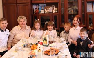 Родитель-воспитатель Елена Морозова с супругом Николаем из Орши окутывают любовью семерых детей