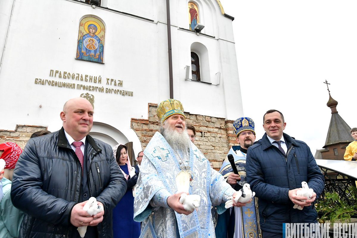 Александр Субботин и Дмитрий Демидов выпустили в небо белых голубей на праздновании в Витебске Благовещения Пресвятой Богородицы   