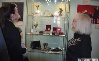 Медные солиды и платье Марлен Дитрих: в витебской ратуше открыли необычную выставку