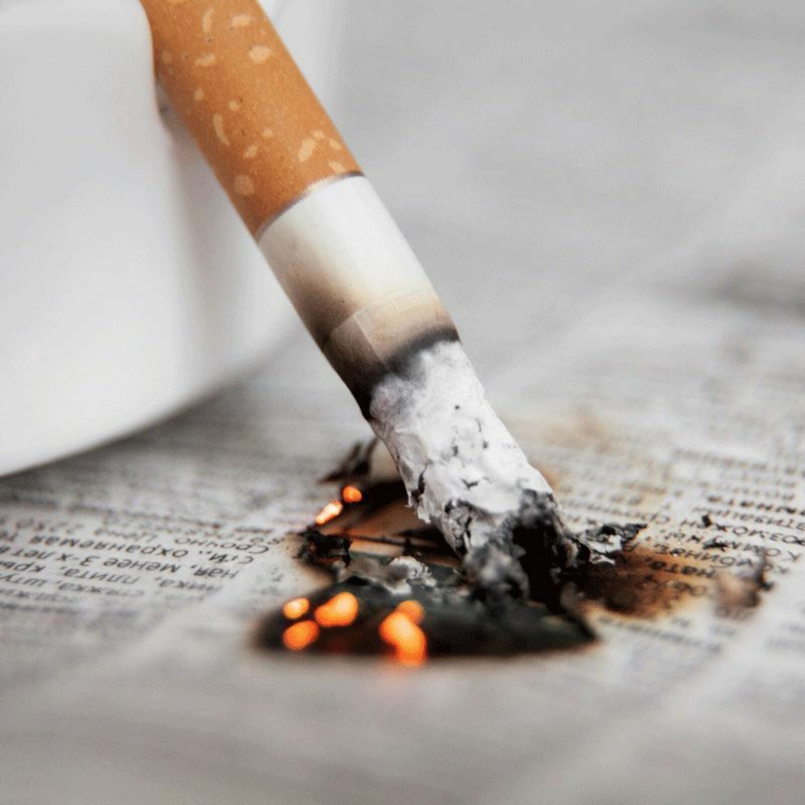 Пожар из-за сигареты: в Витебске спасли из огня мужчину