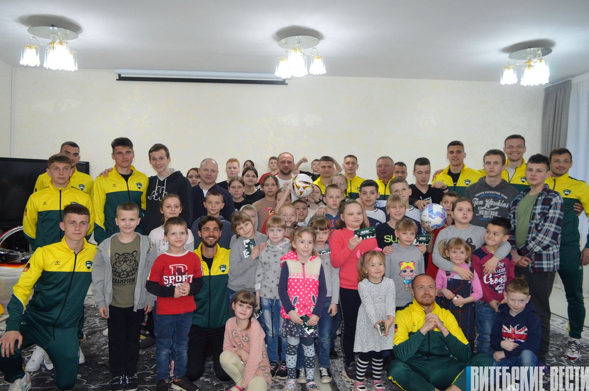 Футбольный клуб «Макслайн» с подарками посетил детский дом Витебска