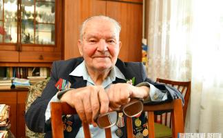 Ветеран из Витебска Петр Масленников один из первых получил материальную помощь ко Дню Победы